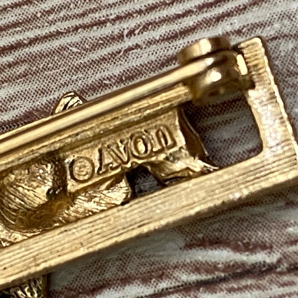 Vintage AVON Gold-tone Flower Small Pin Brooch - Picture 9 of 9